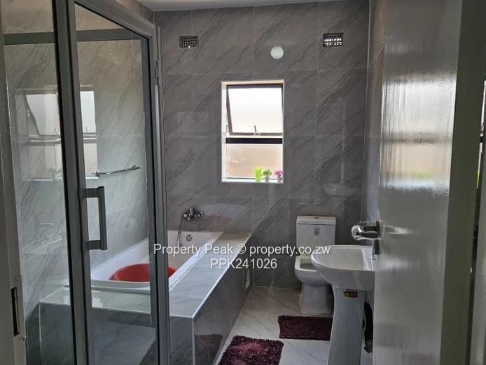 Modern 4-Bed Home on 1992 m² with Borehole in New Marlborough