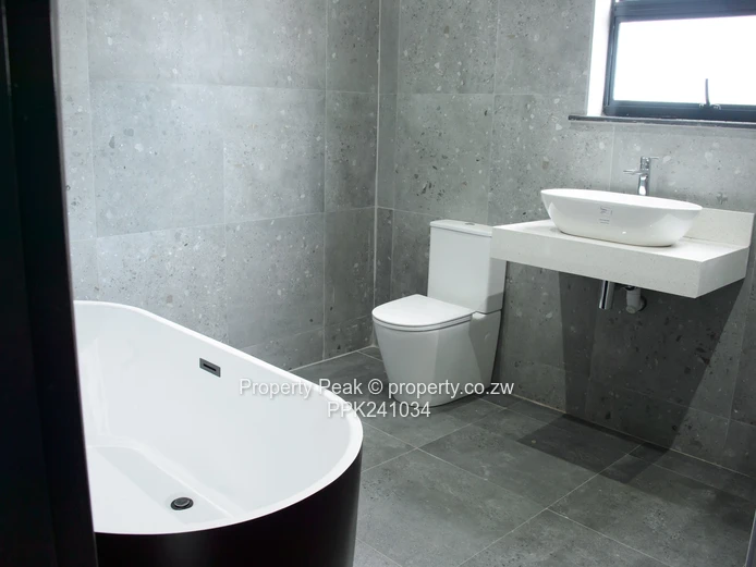 Spacious Modern 4-Bed Apartment, Gletwin Park - Borehole