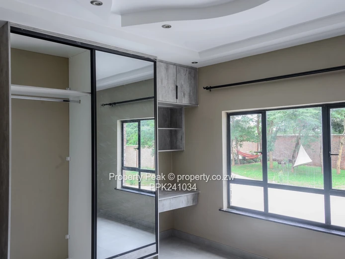 Spacious Modern 4-Bed Apartment, Gletwin Park - Borehole