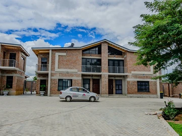 4 Bedroom Flat & Apartment