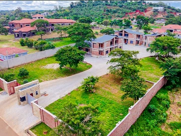 4 Bedroom Flat & Apartment