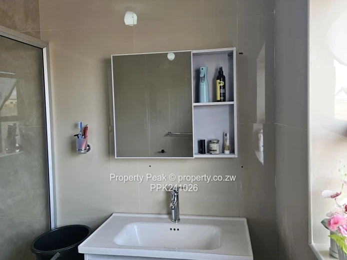 Modern 4-Bed Home on 1992 m² with Borehole in New Marlborough