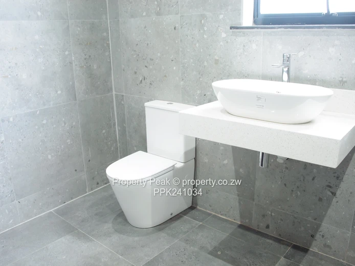 Spacious Modern 4-Bed Apartment, Gletwin Park - Borehole