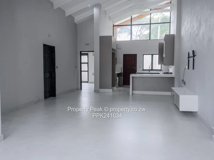 Spacious Modern 4-Bed Apartment, Gletwin Park - Borehole