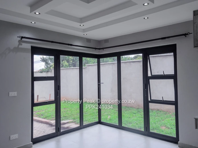 Spacious Modern 4-Bed Apartment, Gletwin Park - Borehole