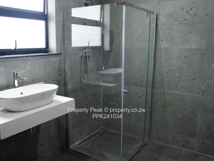 Spacious Modern 4-Bed Apartment, Gletwin Park - Borehole