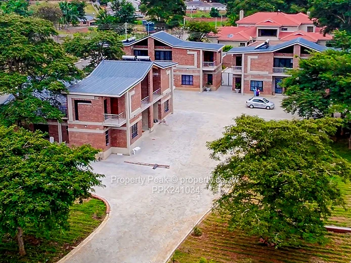 Spacious Modern 4-Bed Apartment, Gletwin Park - Borehole