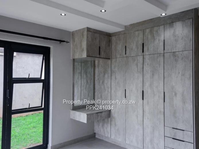 Spacious Modern 4-Bed Apartment, Gletwin Park - Borehole